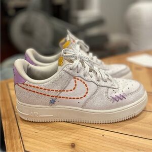 Nike Air Force 1 '07 SE Women size 7.5
DX2348-100 AF1 street wear White purple